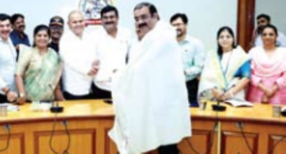 अभिषेक बारणे द्वारा उपायु्नत सचिन पवार सम्मानित